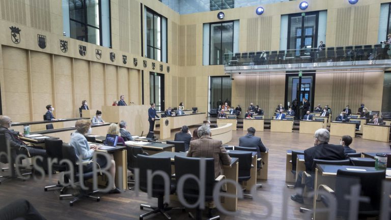 Bundesrat stimmt neuen Quarantäneregeln zu — RT DE