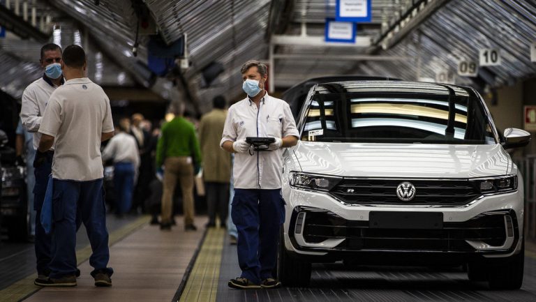 Volkswagen verdoppelt Elektroauto-Verkäufe – Tesla bleibt weltweit unerreicht — RT DE