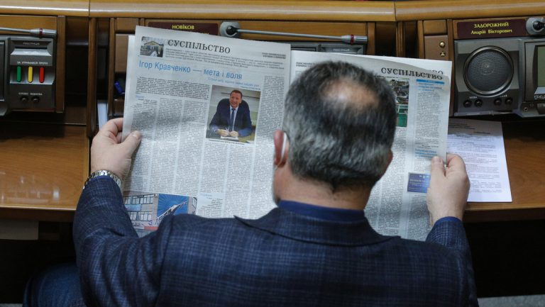 Ukraine verbietet Herausgabe von Printmedien ausschließlich in russischer Sprache — RT DE