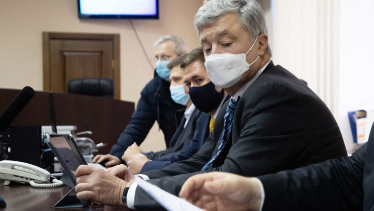 Ukrainischer ex-Präsident Poroschenko zu Anhörung vor Gericht erschienen — RT DE
