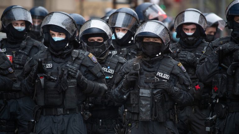 Hessen schickt keine Polizisten mehr zu bundesweiten Corona-Montagsdemos — RT DE