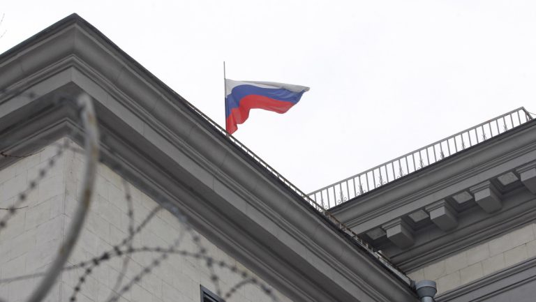 Moskau dementiert NYT-Bericht über Evakuierung des russischen Botschaftspersonals aus Kiew — RT DE