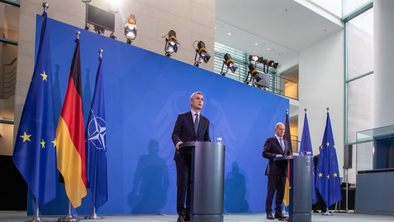 Wie weit trägt die demonstrative Einigkeit? NATO-Generalsekretär Stoltenberg bei Scholz in Berlin — RT DE