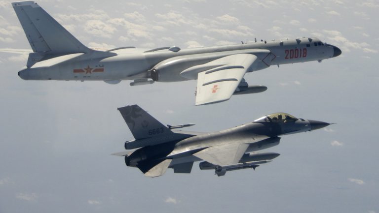 Chinesische Luftwaffe setzt Taiwan durch massiven Vorbeiflug in Alambereitschaft — RT DE