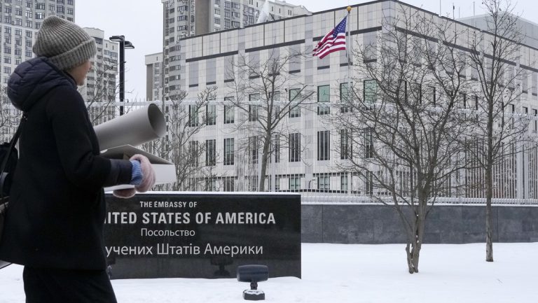 USA nennen Grund für „Evakuierung“ des Botschaftspersonals aus der Ukraine — RT DE