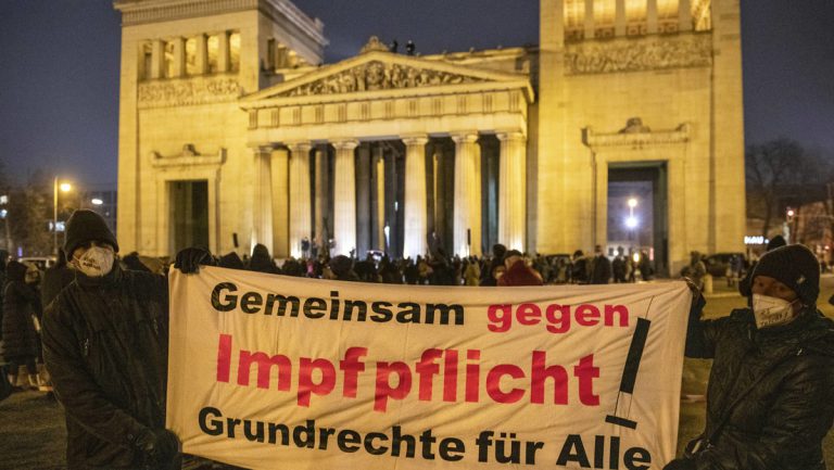 Bis zu 3.000 Teilnehmer auf Demo gegen Impfpflicht in München — RT DE