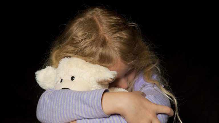Schwere Fälle von Kindesmissbrauch aufgedeckt – Ermittlungen gegen rund 100 Verdächtige — RT DE