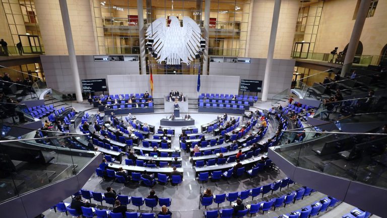 Impfen macht frei? Der Bundestag schwebt hoch über dem Land … — RT DE