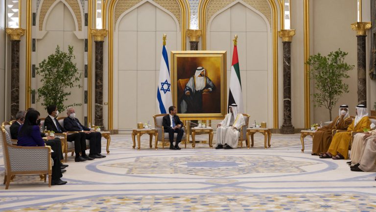 VAE unter Beschuss der Huthis – beim offiziellen Besuch des israelischen Präsidenten in Abu Dhabi — RT DE VAE unter Beschuss der Huthis – beim offiziellen Besuch des israelischen Präsidenten in Abu Dhabi — RT DE