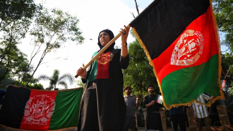 Taliban ernennen erstmals Frauen für Führungspositionen in Afghanistan — RT DE