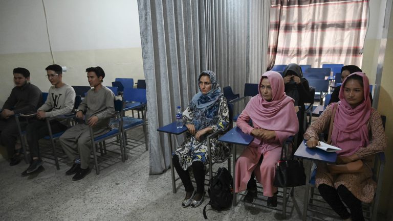 Universitäten in Afghanistan wieder geöffnet – Strikte Trennung von Männern und Frauen — RT DE