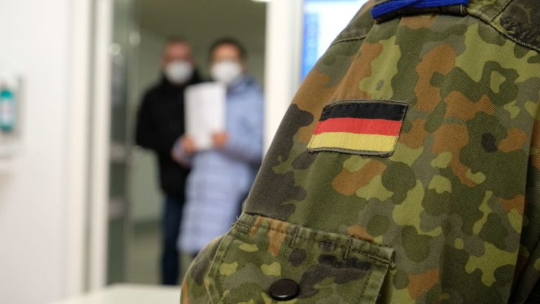 Sollte einrichtungsbezogene Impfpflicht scheitern, muss Bundeswehr helfen — RT DE