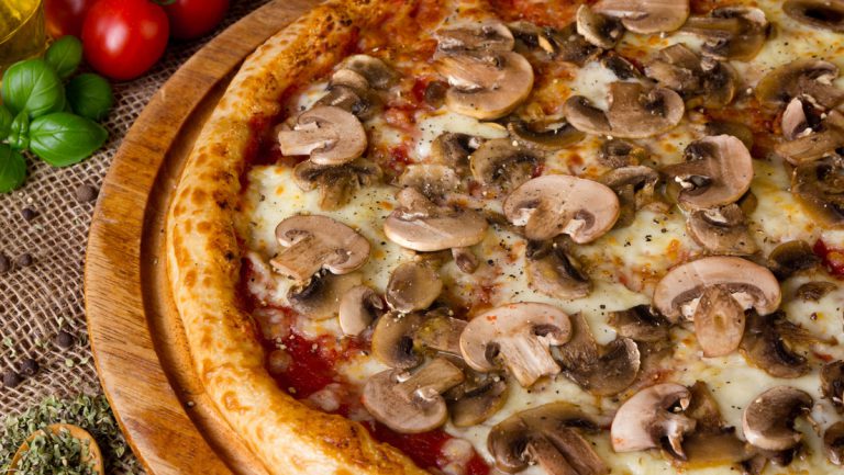 UEFA verzichtet auf Klage gege Restaurant in Hessen wegen „Champignon League“-Pizza — RT DE