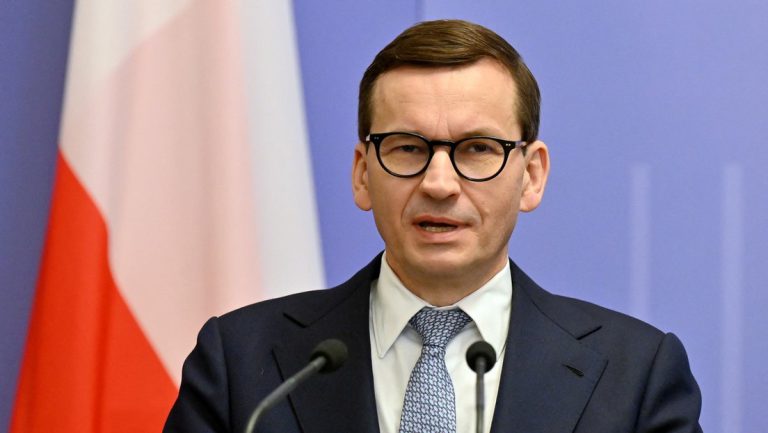 Polnischer Premierminister kündigt Waffenlieferungen an die Ukraine ab nächster Woche an — RT DE