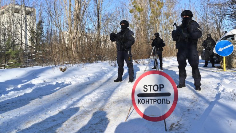 Ukraine übt Häuserkampf und Evakuierung von Verletzten im Gebiet um AKW Tschernobyl — RT DE