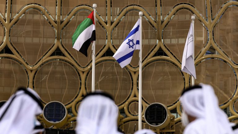 Saudische Militärkoalition intensiviert Angriffe auf Jemen – Israel stoppt Flüge nach Dubai — RT DE