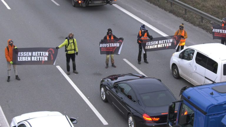 Erneut Autobahn-Blockaden in Berlin durch Aktivisten – Berliner Stadtreinigung hilft bei Räumung — RT DE