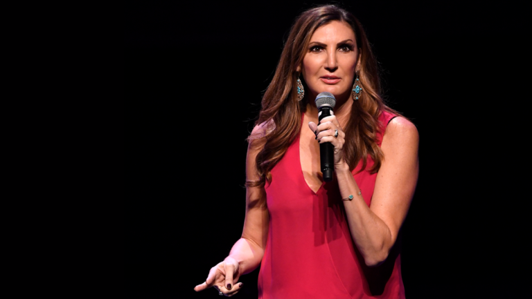 Schlechtes Karma? US-Komikerin reißt Witze über Ungeimpfte und fällt auf der Bühne um — RT DE