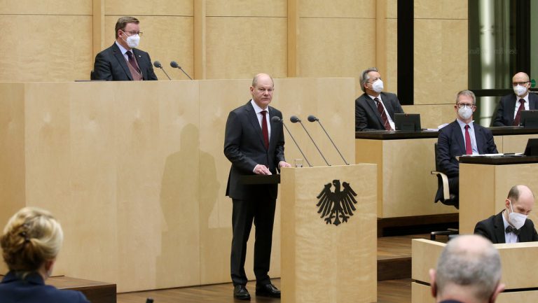 Bundeskanzler Scholz für allgemeine Impfpflicht und „ersten Öffnungsschritt“ — RT DE