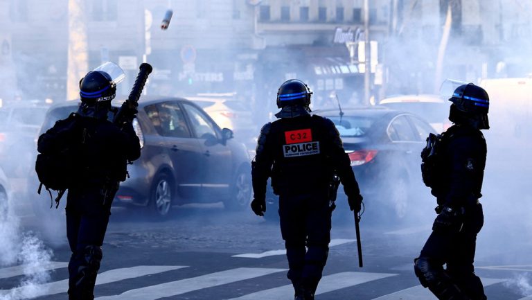 "Freiheitskonvoi" – Französischer Corona-Protest eskaliert und endet im Tränengasnebel