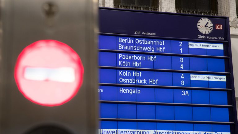 Keine Bahn in nördlichen Bundesländern – Lufthansa streicht 20 Flüge — RT DE