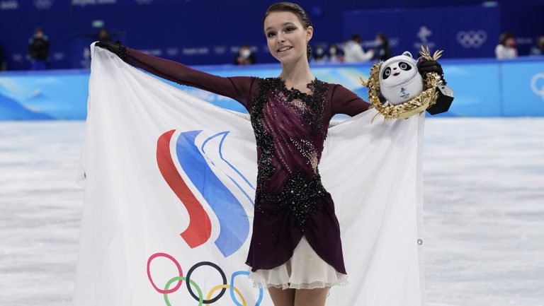 Russin Schtscherbakowa holt Gold im Eiskunstlauf-Einzel, Walijewa nur Vierte — RT DE