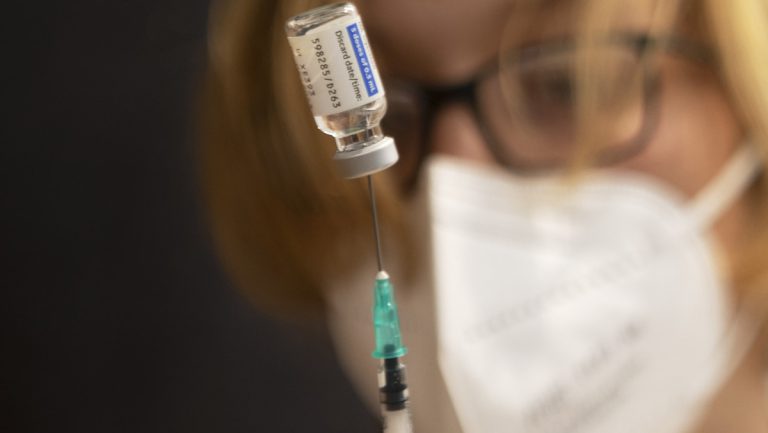 Österreichs Regierung hält weiterhin an der Impfpflicht fest — RT DE
