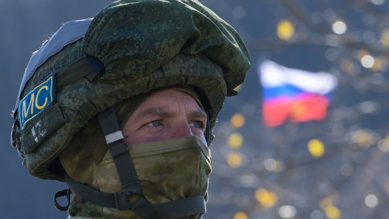 Putin beauftragt russische Streitkräfte mit Sicherung des Friedens in Donezk und Lugansk — RT DE