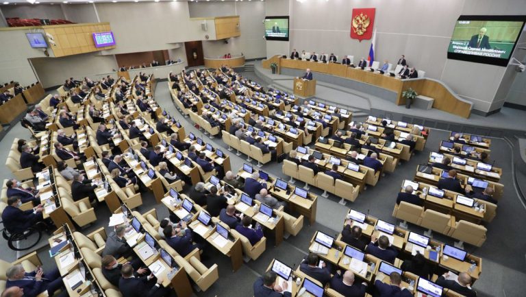 Russische Staatsduma beschließt Gesetzesentwurf zu Fake News über Handlungen russischer Streitkräfte — RT DE