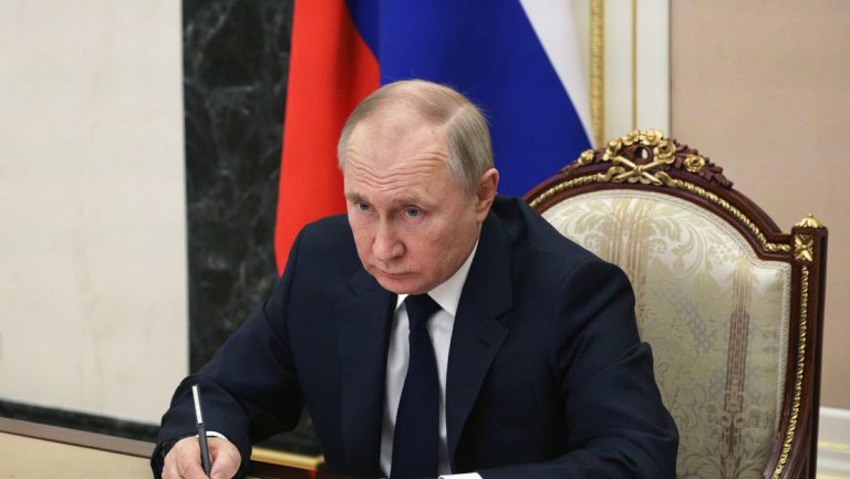 Putin tritt für Idee einer externen Geschäftsleitung für ausländische Unternehmen ein — RT DE