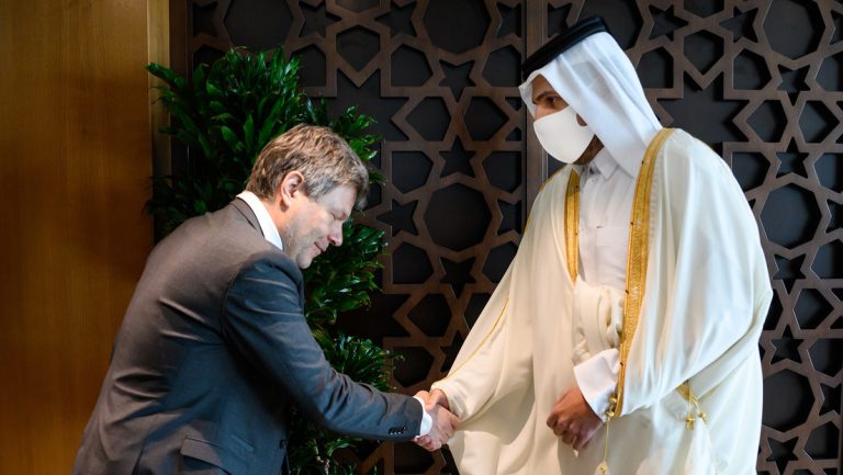 Habeck erntet in sozialen Medien Kritik für Katar-Besuch — RT DE