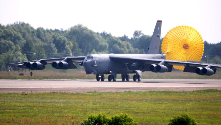 B-52 Langstreckenbomber fliegt Schleifen über Baumholder — RT DE