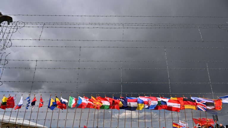 Tausch der weißrussischen Flagge in Buchenwald löst Empörung aus — RT DE