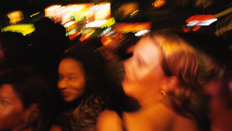 „Spürte plötzlich starken Schmerz“ – Mysteriöse Stichattacken in französischen Nachtclubs — RT DE