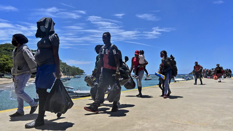 Boot mit mehr als 800 Flüchtlingen aus Haiti strandet auf Kuba — RT DE