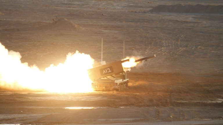 USA erwägen Lieferung weitreichender Artillerieraketen-Systeme an die Ukraine — RT DE