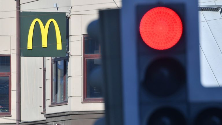Alles beim Alten? McDonalds übergibt russischem Eigner nahezu das ganze Geschäft – bis auf die Marke — RT DE