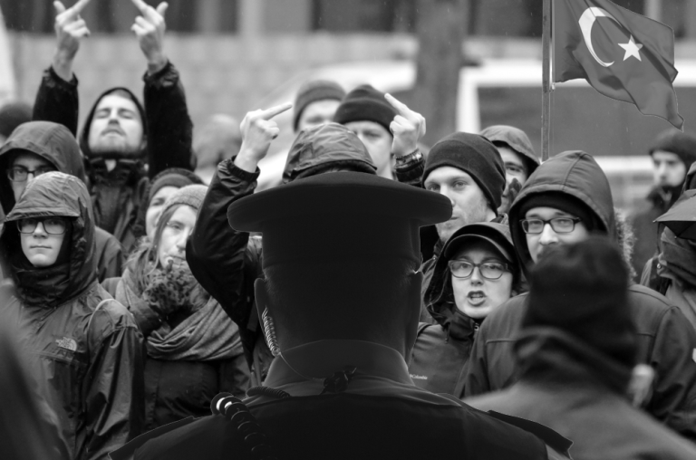 Willkommen im Denunziantenstaat BRD: Linke „Aktivisten“ verleumden Polizei öffentlich