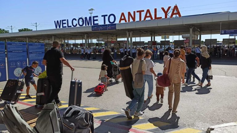 Mehrheit der Russen fliegt in die Türkei oder bleibt zu Hause — RT DE