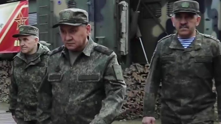 Russischer Verteidigungsminister inspiziert Truppen in der Ukraine — RT DE