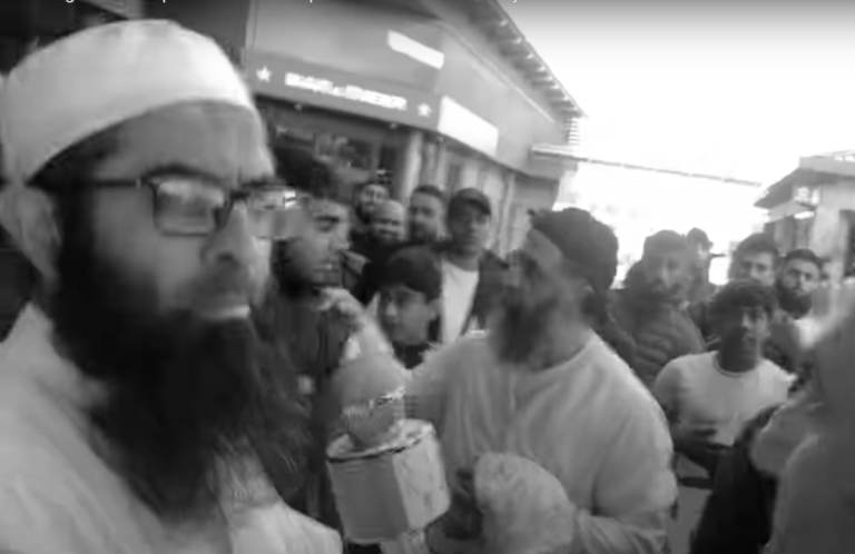 Die Religion des Friedens: Muslime rasten vor britischen Kinos aus