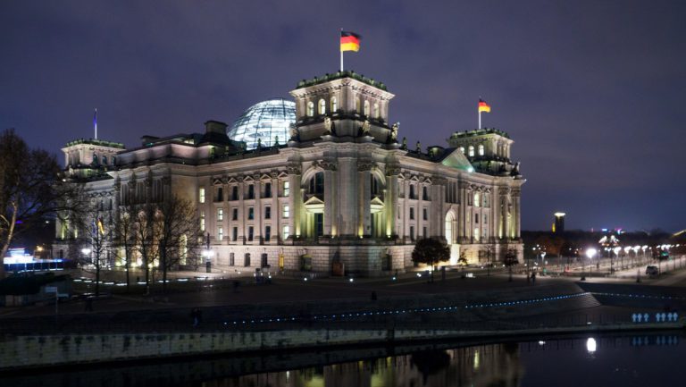 Reichstagskuppel die ganze Nacht beleuchtet? – FDP-Politiker mahnt Bundesregierung zum Energiesparen — RT DE