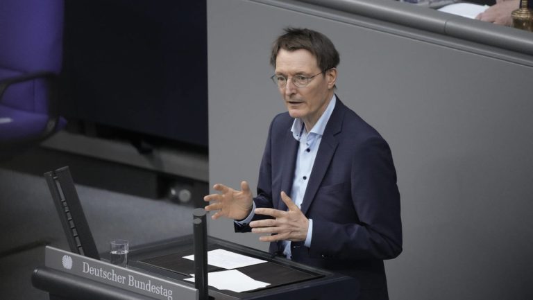 Lauterbach empfiehlt vierte Impfung für alle – STIKO-Chef widerspricht — RT DE