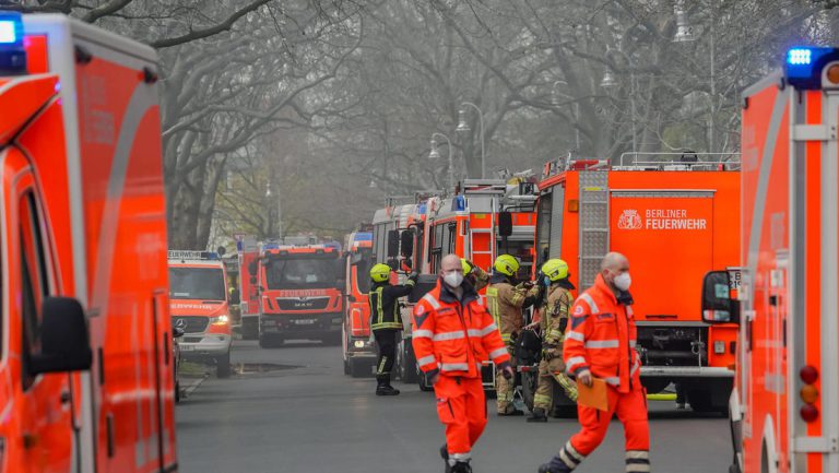 Wut-Mail wegen Impfpflicht bei der Berliner Feuerwehr sorgt für Aufregung — RT DE
