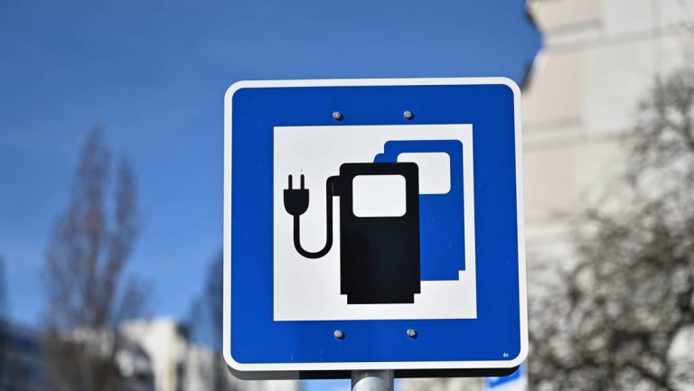 Supercharger-Ladestationen von Tesla sind in Deutschland illegal — RT DE