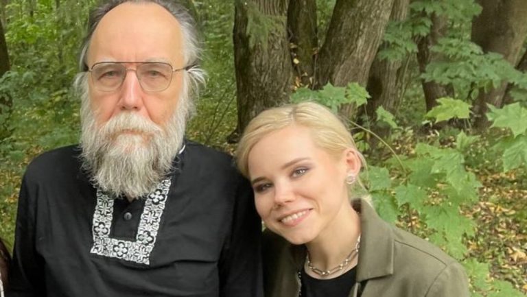 Explosion bei Moskau tötet Tochter des russischen Philosophen Alexander Dugin  — RT DE