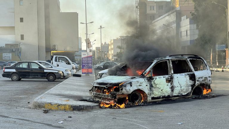 Heftige Gefechte zwischen Anhängern der rivalisierenden Regierungen erschüttern erneut Tripolis — RT DE
