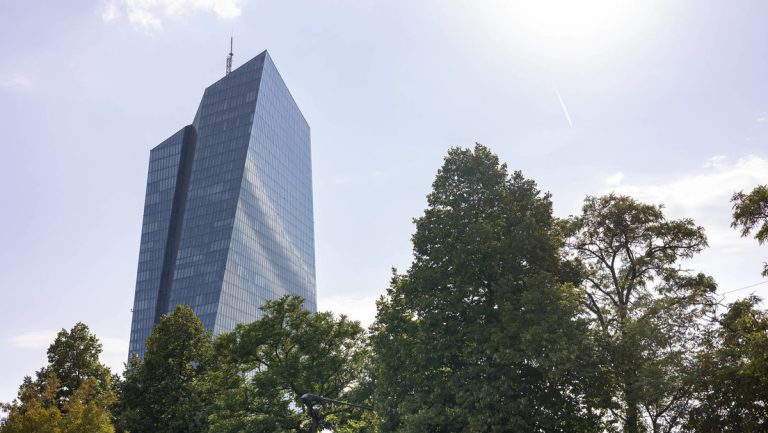 EZB erhöht Zinsen um 0,75 Prozentpunkte — RT DE