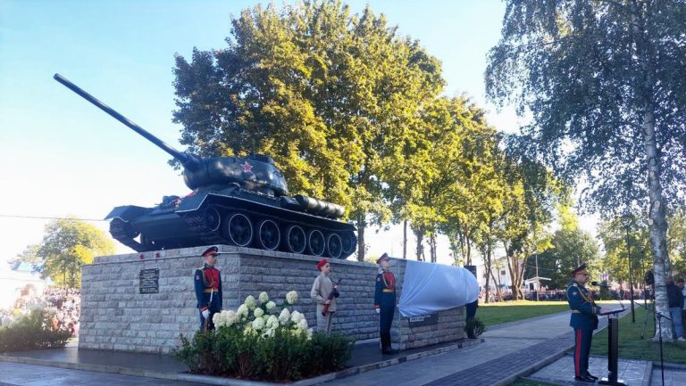 Russland enthüllt ein T-34-Panzerdenkmal nahe der estnischen Grenze — RT DE