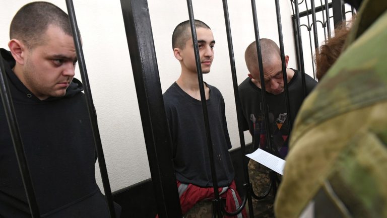 Im Donbass zum Tode verurteilte britische Söldner wieder frei — RT DE